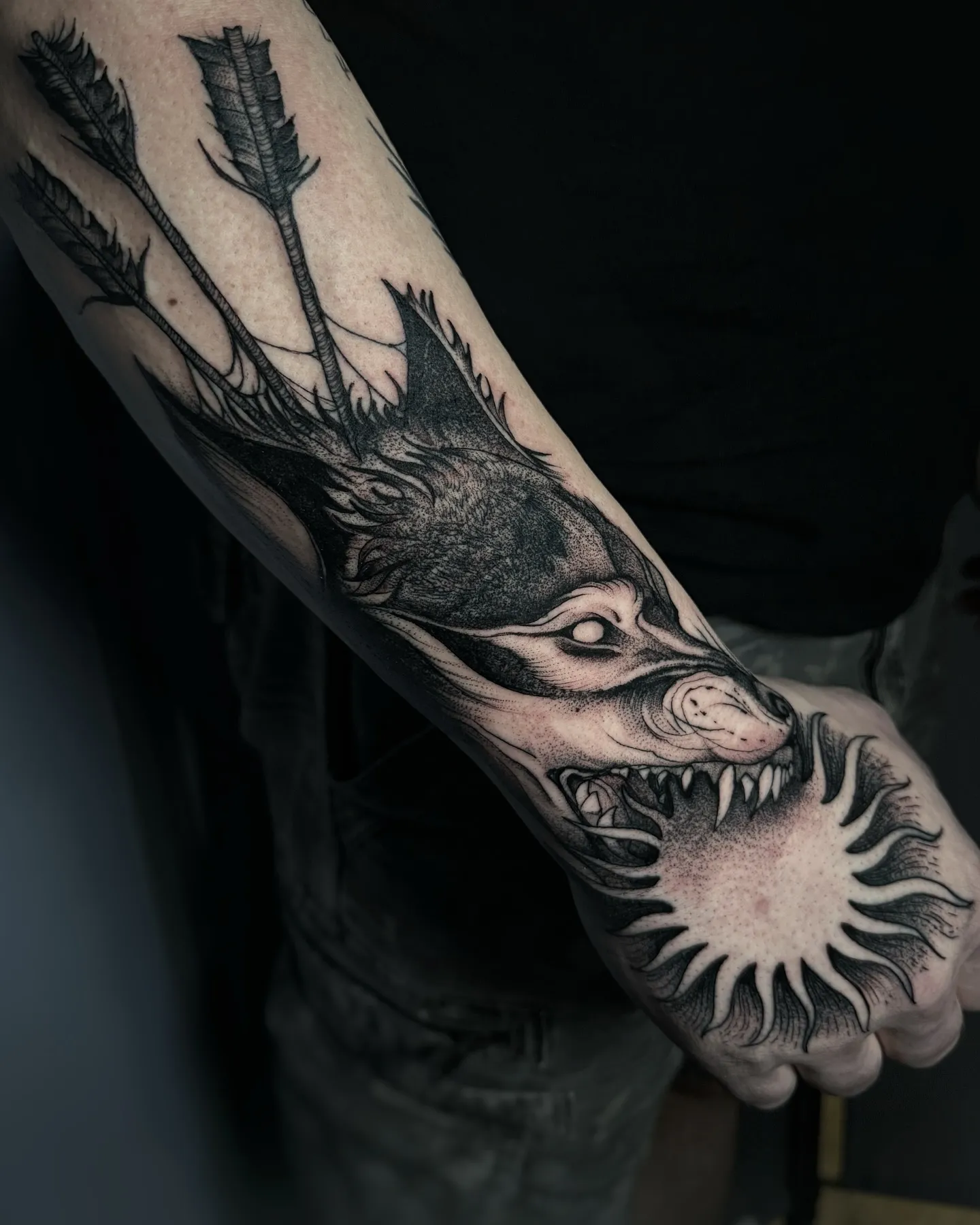 Grafisch-illustratives Tattoo: Sketch-Wolf mit Pfeilen und Sonne