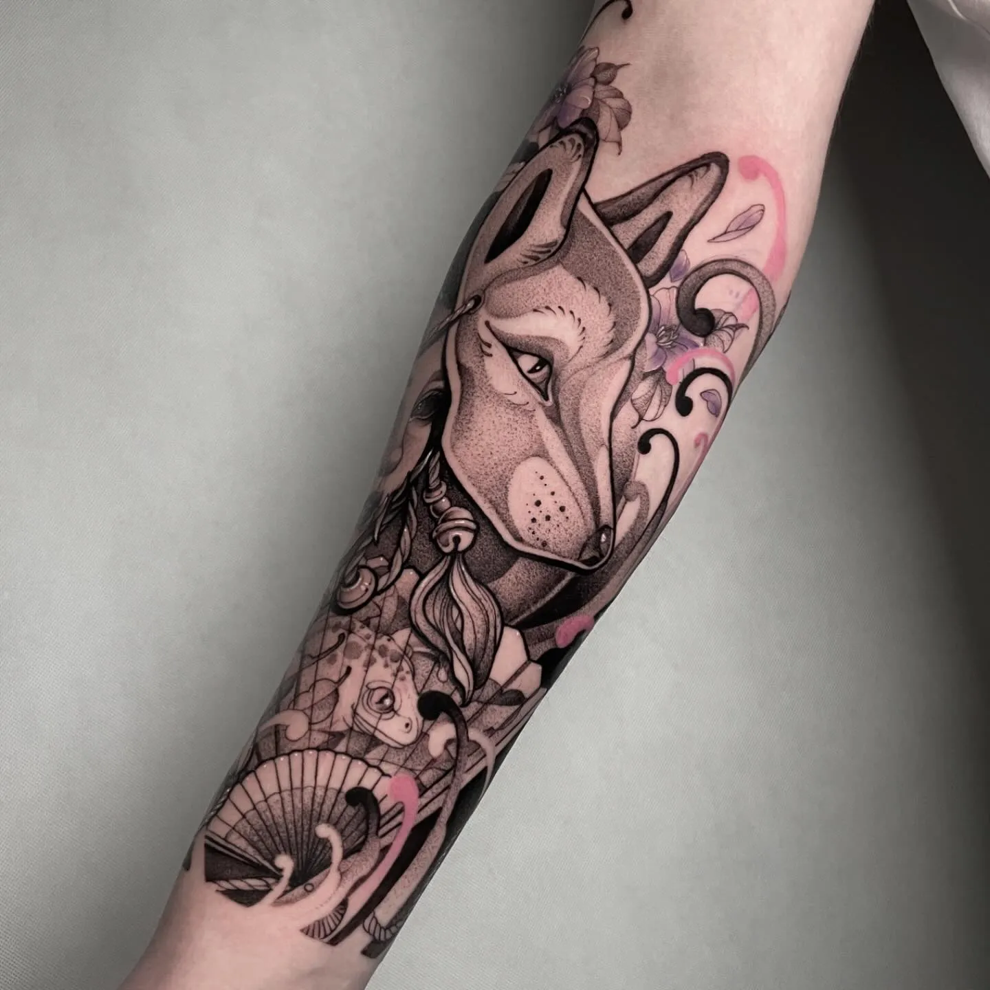 Illustrative Kitsune-Fuchsmaske mit Frosch, Fächer und rosa Akzenten