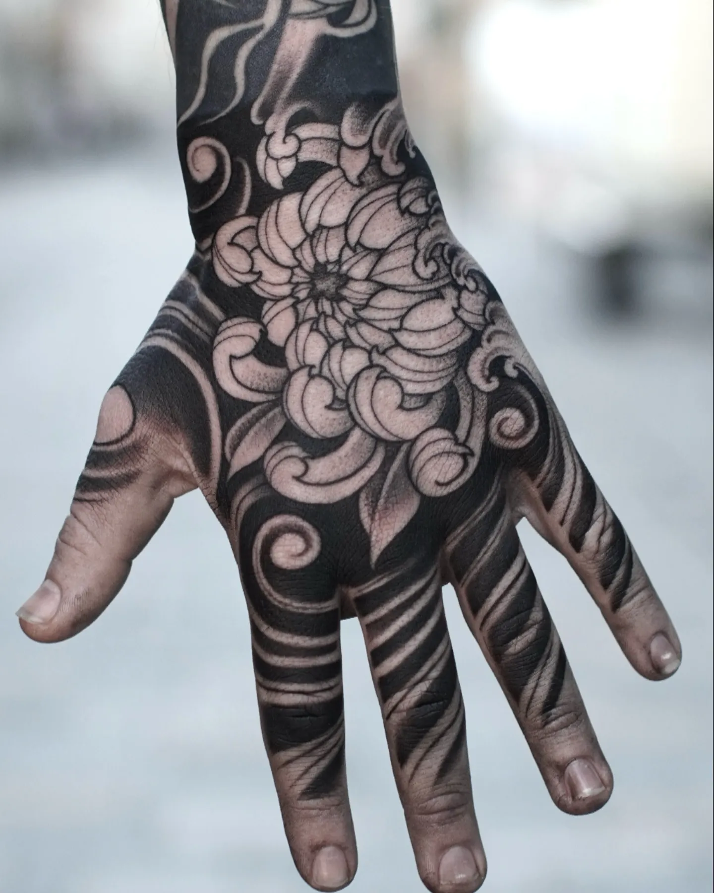 Japanische Chrysantheme mit Wellen-Ornamenten auf dem Handrücken