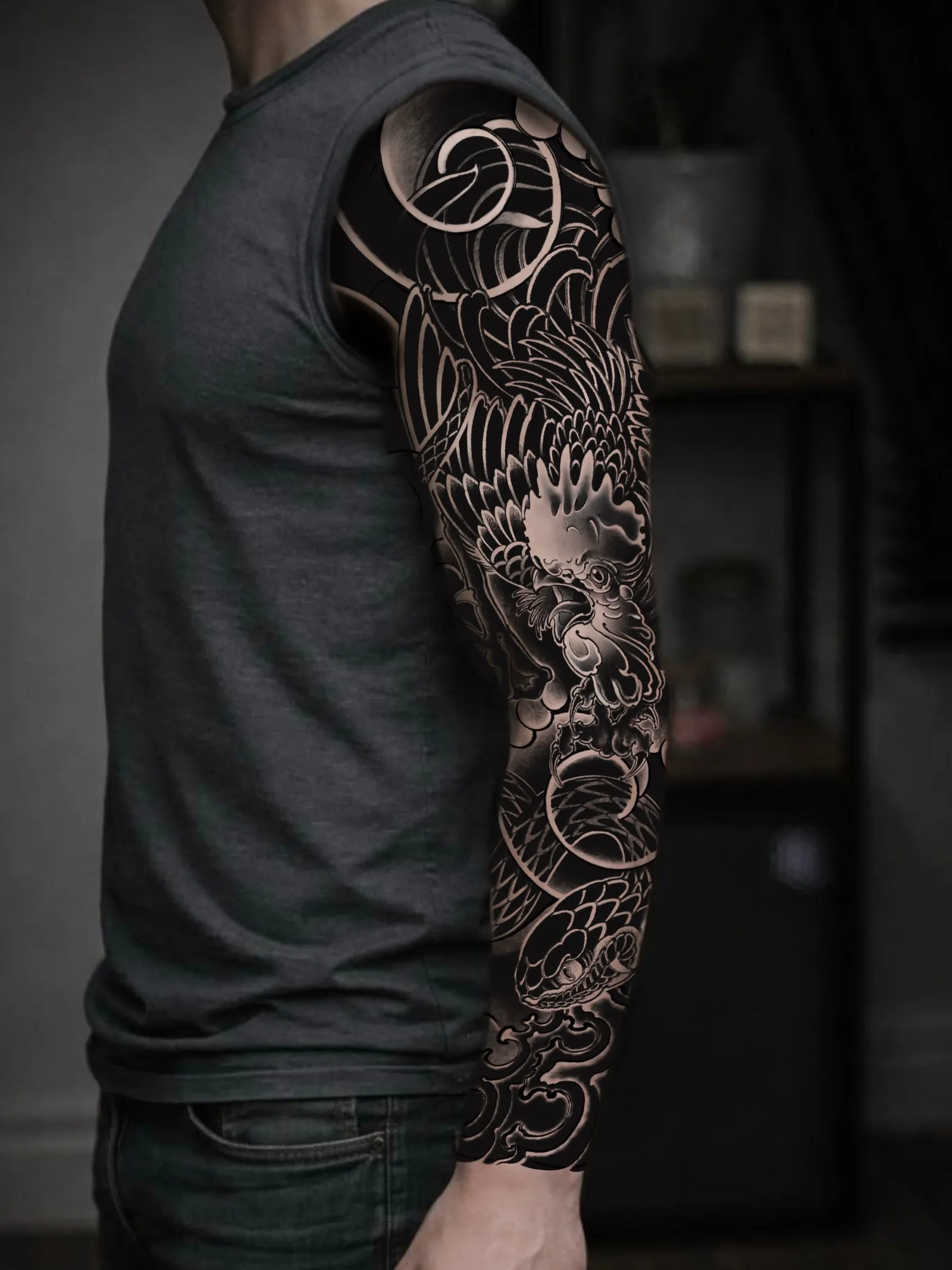Japanischer Schwarz-Grau-Sleeve: Phönix, Schlange und Wellen-Spiralen