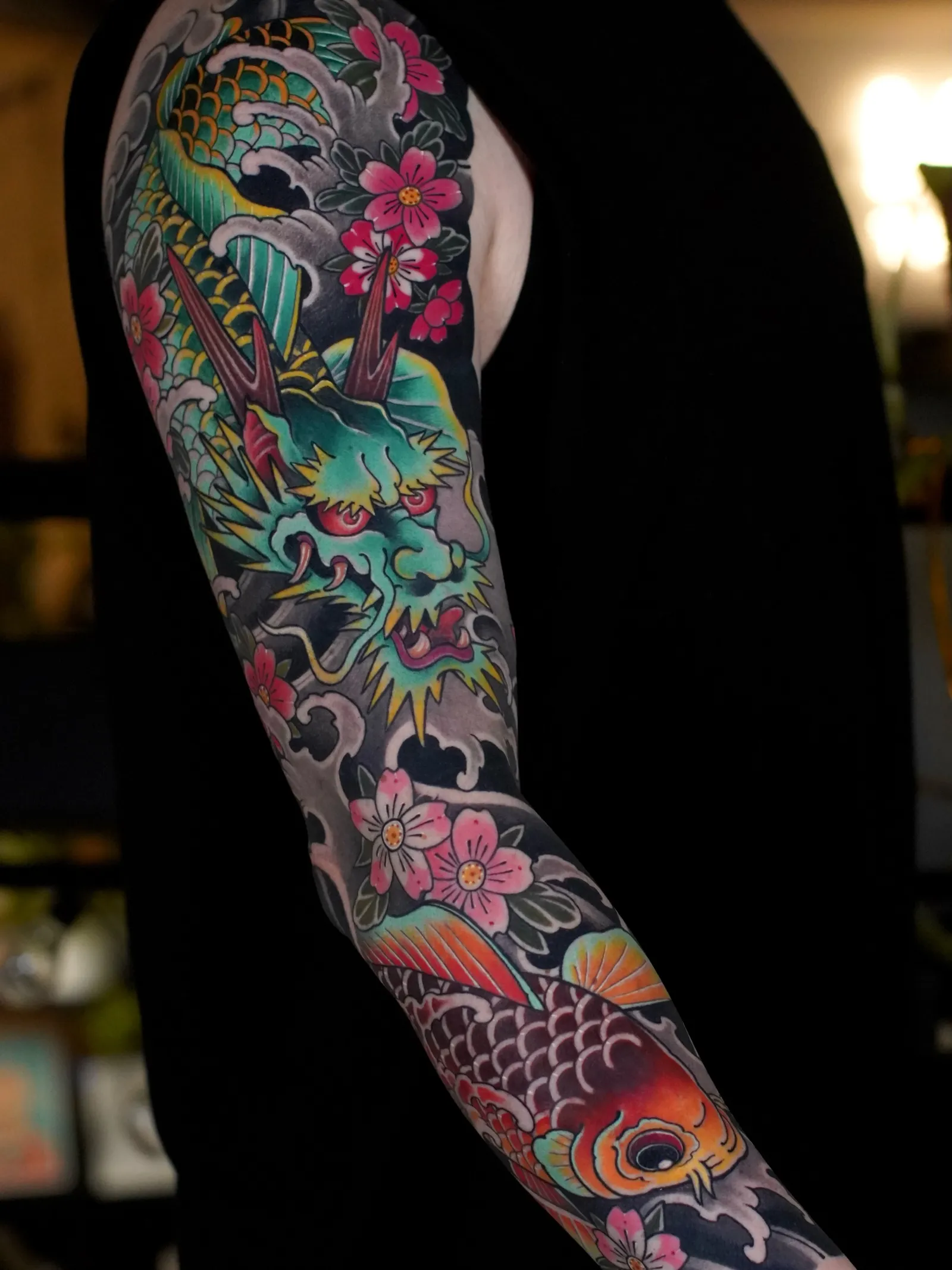 Japanischer Farb-Sleeve: grüner Drache mit Koi und Kirschblüten