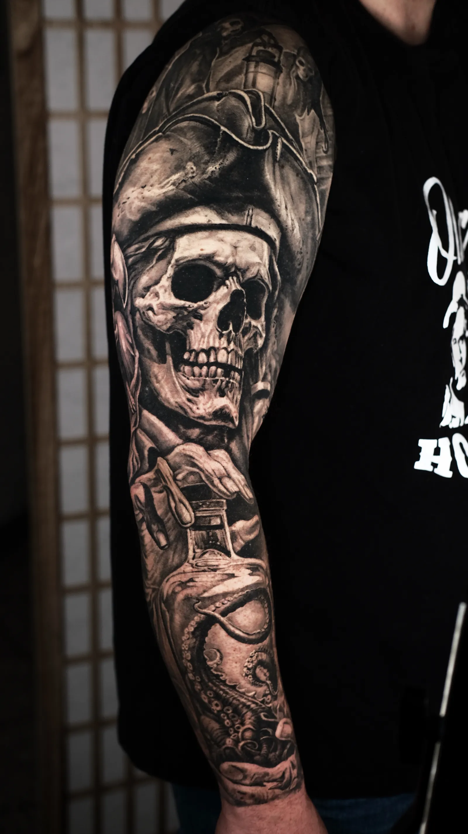 Schwarz-Grau-Realismus-Sleeve: Piraten-Totenkopf mit Dreispitz und Oktopus