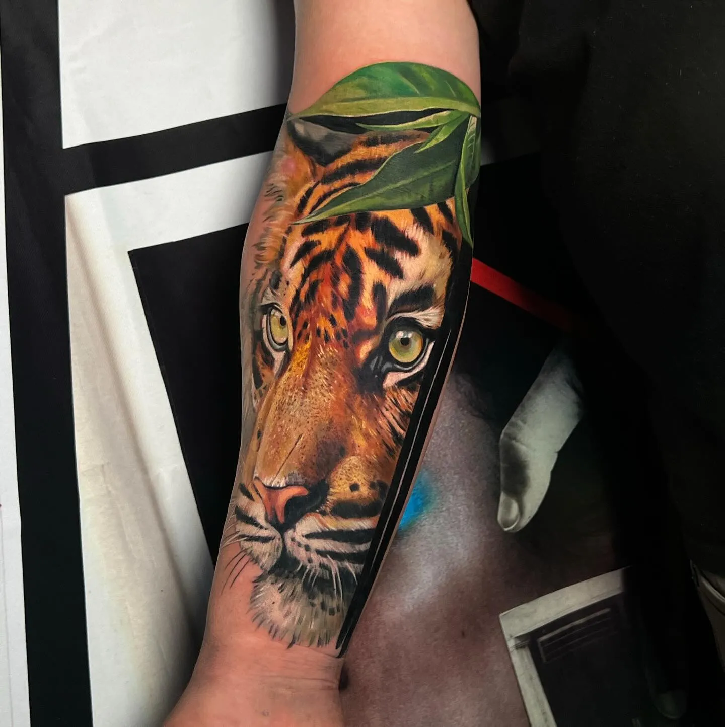 Farbrealismus-Tierportrait: Tiger mit grünen Augen und Blattwerk