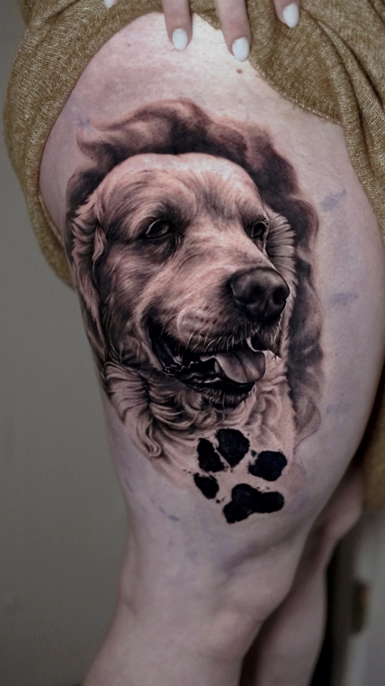 Fotorealistisches Tierportrait: Golden Retriever mit Pfotenabdruck